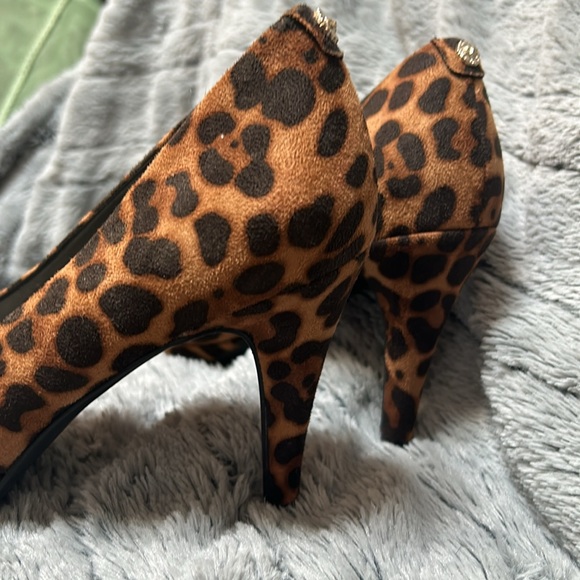 Anne Klein cheetah pumps - Picture 2 of 6